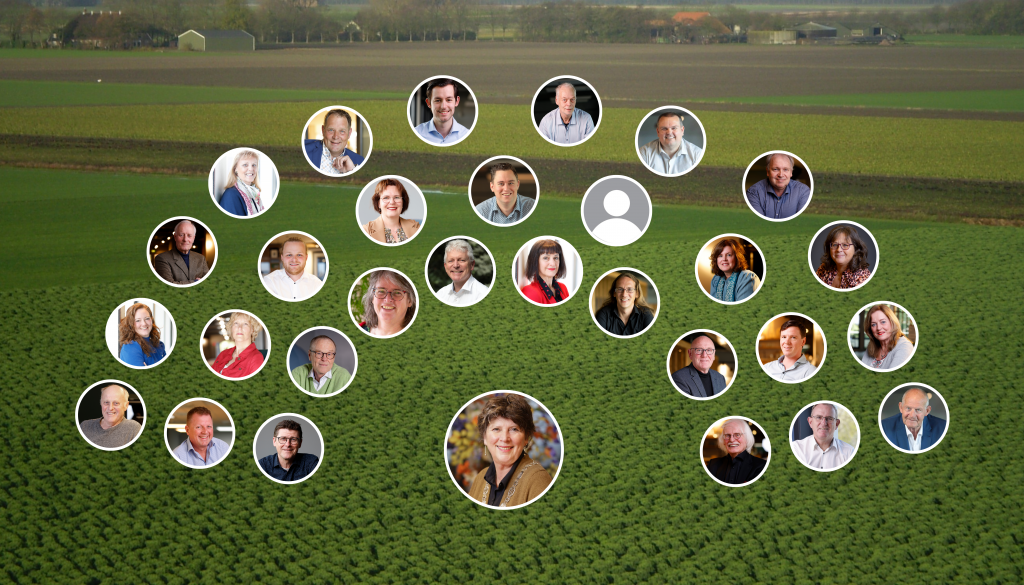 Collage van alle 29 raadsleden en voorzitter van de raad.