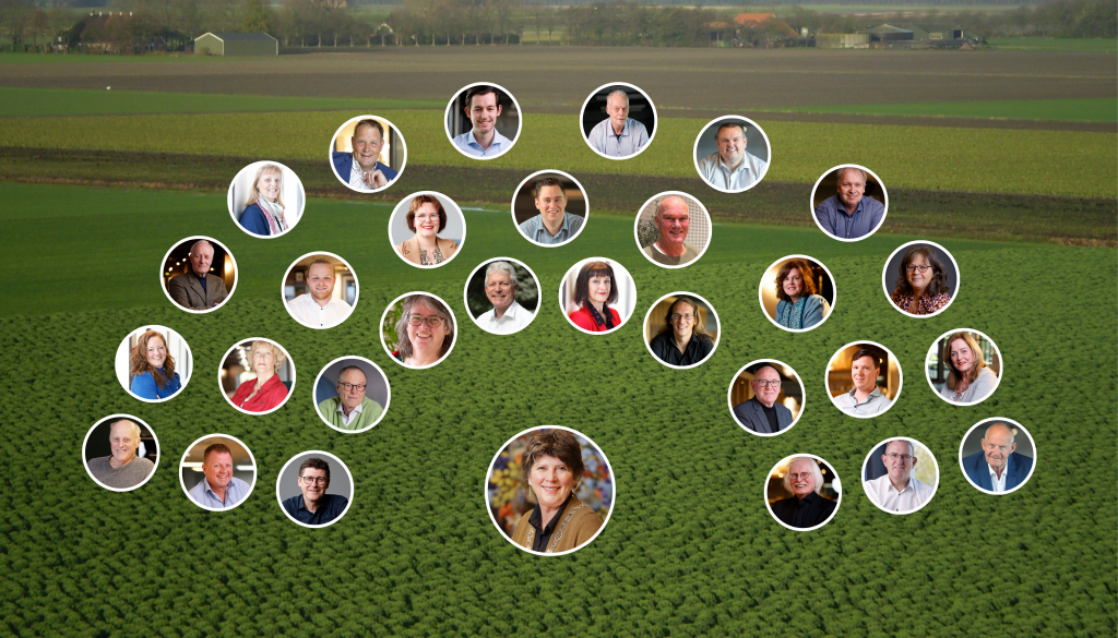 collage van alle gemeenteraadsleden en de voorzitter