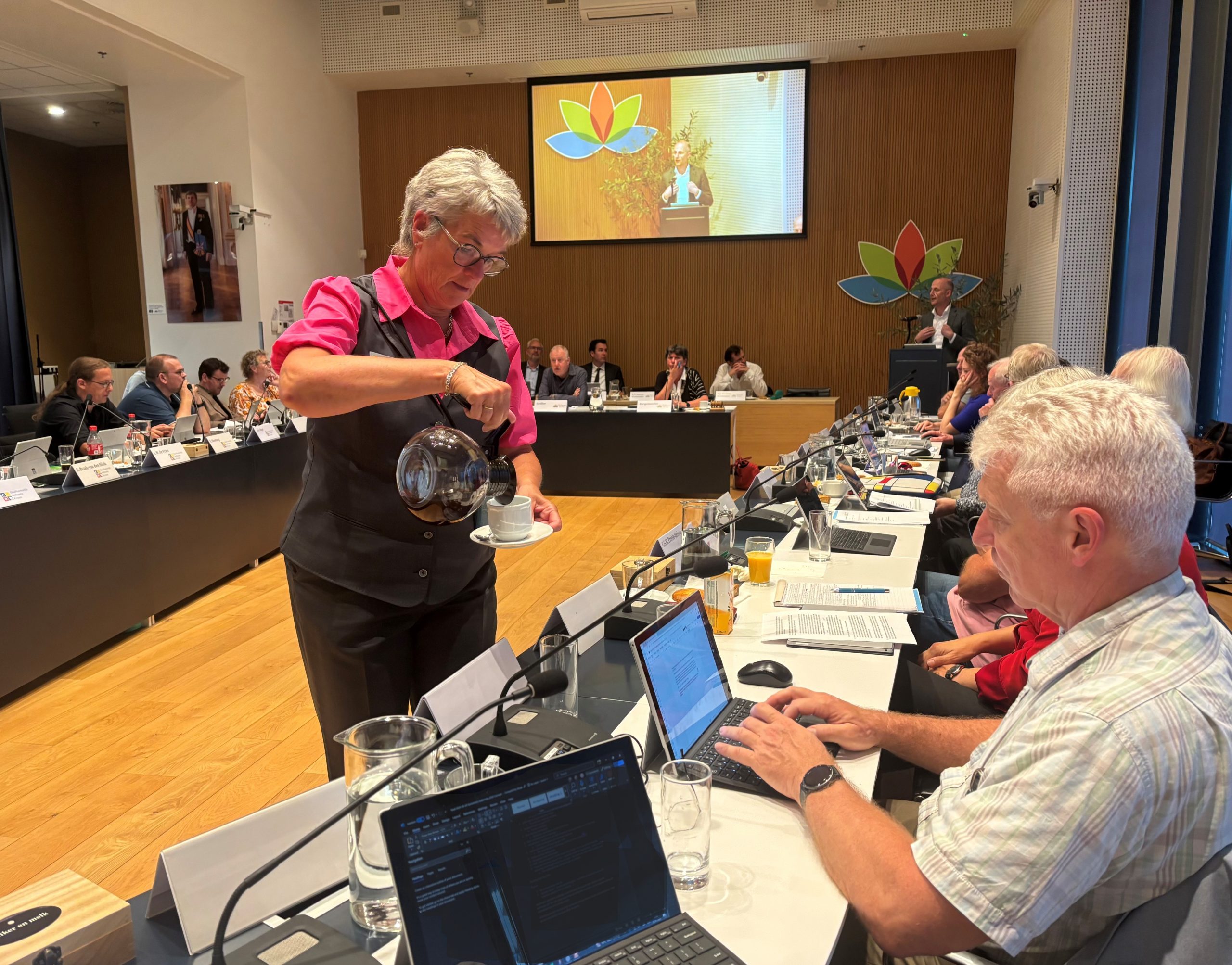 Er wordt koffie en thee geschonken tijdens de raadsvergadering